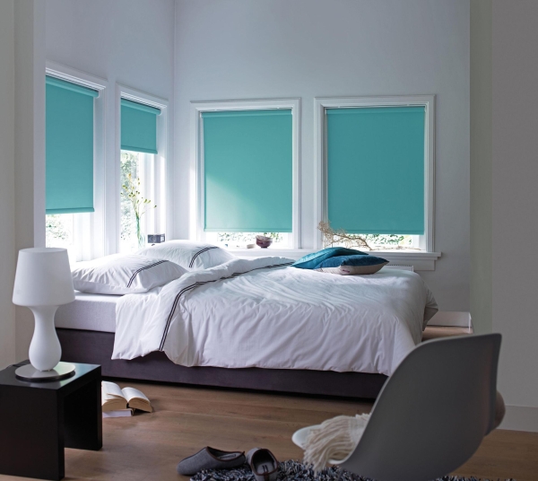 Жалюзи в спальню (75 фото): выбираем на пластиковые окна вертикальные и горизонтальные жалюзи Жалюзи в спальню (75 фото): выбираем на пластиковые окна вертикальные и горизонтальные жалюзи