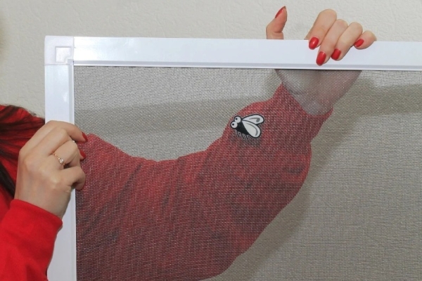 Самостоятельный ремонт порванных москитных сеток Самостоятельный ремонт порванных москитных сеток