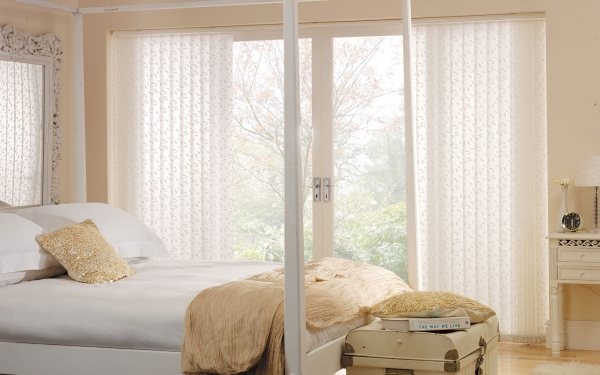 Жалюзи в спальню (75 фото): выбираем на пластиковые окна вертикальные и горизонтальные жалюзи Жалюзи в спальню (75 фото): выбираем на пластиковые окна вертикальные и горизонтальные жалюзи