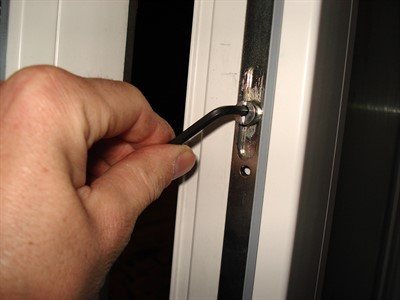 Чем и как смазать пластиковые окна: механизм, резинки, фурнитуру