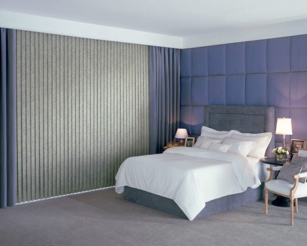 Жалюзи в спальню (75 фото): выбираем на пластиковые окна вертикальные и горизонтальные жалюзи Жалюзи в спальню (75 фото): выбираем на пластиковые окна вертикальные и горизонтальные жалюзи