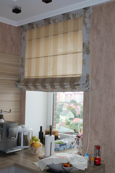 Как правильно выбрать римские шторы на кухню, фото в интерьере, видео Как правильно выбрать римские шторы на кухню, фото в интерьере, видео