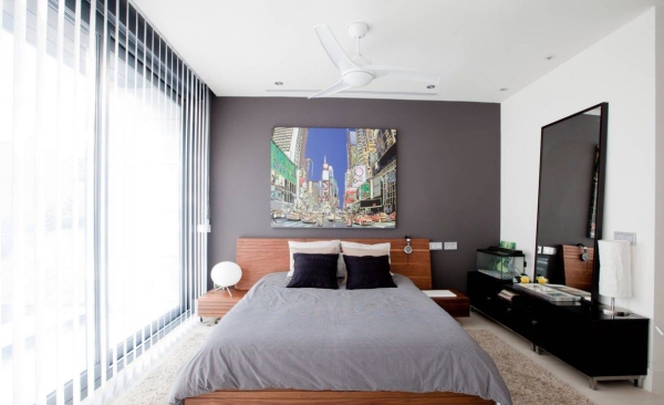 Жалюзи в спальню (75 фото): выбираем на пластиковые окна вертикальные и горизонтальные жалюзи Жалюзи в спальню (75 фото): выбираем на пластиковые окна вертикальные и горизонтальные жалюзи