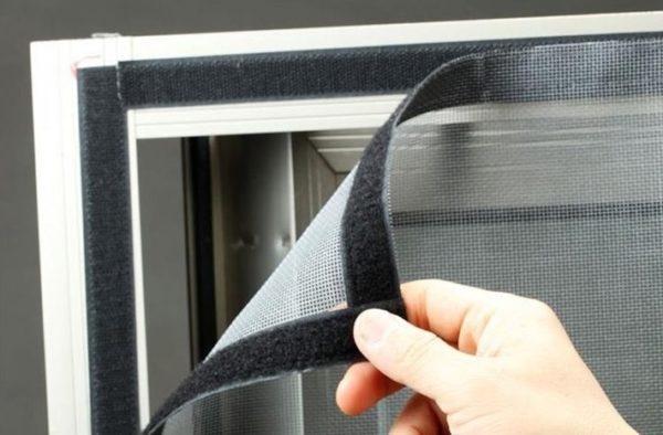 Как установить москитную сетку на дверь
