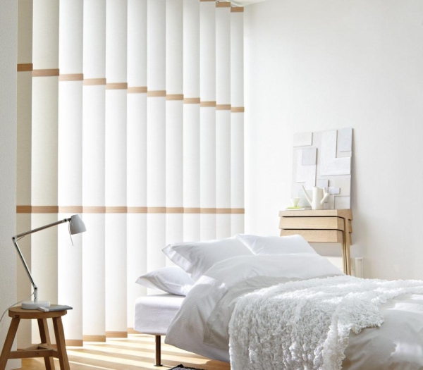 Жалюзи в спальню (75 фото): выбираем на пластиковые окна вертикальные и горизонтальные жалюзи Жалюзи в спальню (75 фото): выбираем на пластиковые окна вертикальные и горизонтальные жалюзи