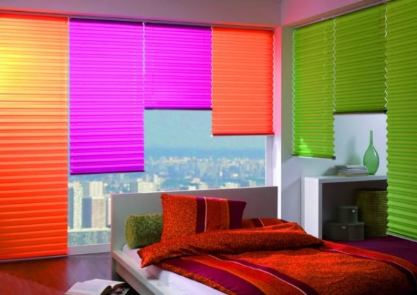 Жалюзи в спальню (75 фото): выбираем на пластиковые окна вертикальные и горизонтальные жалюзи Жалюзи в спальню (75 фото): выбираем на пластиковые окна вертикальные и горизонтальные жалюзи