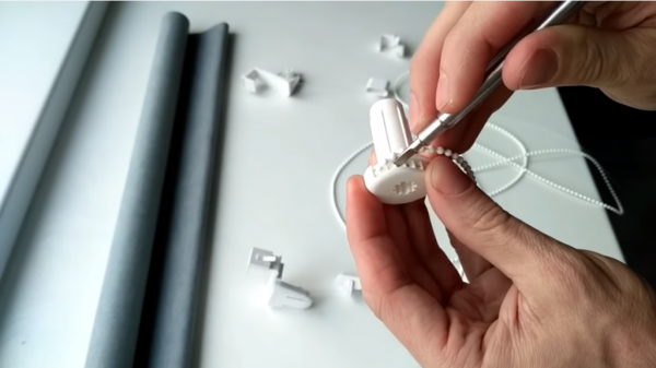 Как установить жалюзи горизонтальные на пластиковые окна (70 фото): как повесить на потолок, монтаж на стену и створку без сверления Как установить жалюзи горизонтальные на пластиковые окна (70 фото): как повесить на потолок, монтаж на стену и створку без сверления