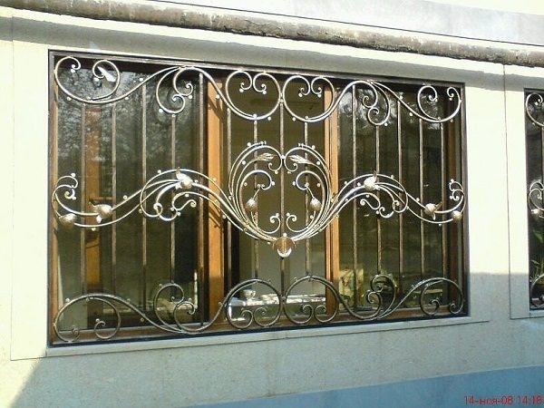 Виды решеток на балкон и лоджию: кованные, металлические, технология установки фото Виды решеток на балкон и лоджию: кованные, металлические, технология установки фото