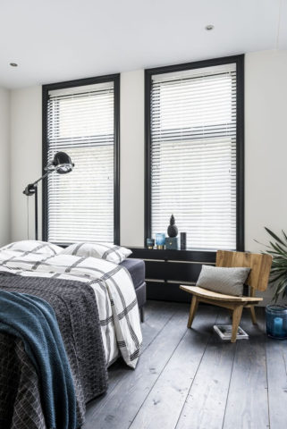 Жалюзи в спальню (75 фото): выбираем на пластиковые окна вертикальные и горизонтальные жалюзи Жалюзи в спальню (75 фото): выбираем на пластиковые окна вертикальные и горизонтальные жалюзи