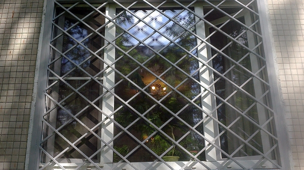 Решетки для цокольных окон (кованые), решетка на полуподвальное окно (цоколь) из металла, купить в Москве Решетки для цокольных окон (кованые), решетка на полуподвальное окно (цоколь) из металла, купить в Москве