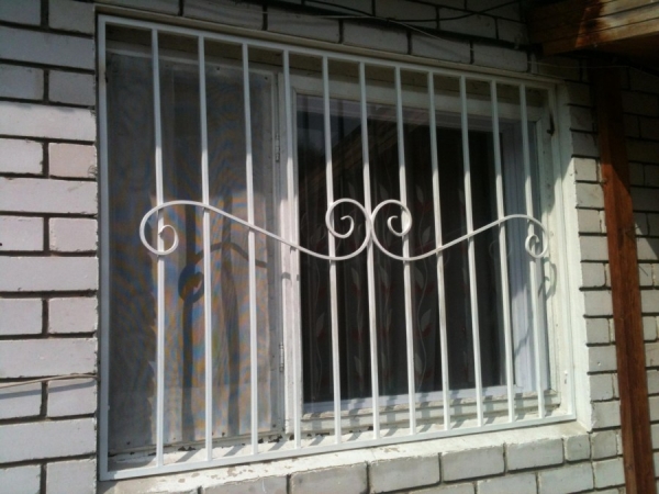 Установка решеток на окна: варианты конструкций и схема установки