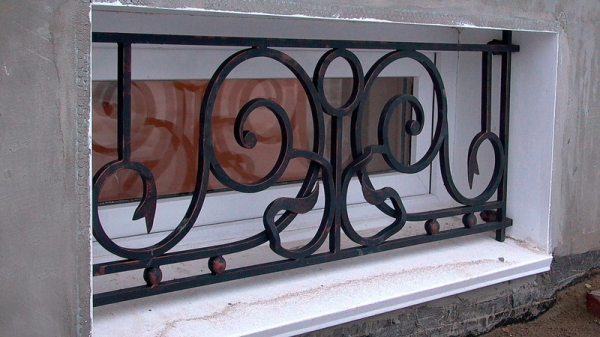 Решетки для цокольных окон (кованые), решетка на полуподвальное окно (цоколь) из металла, купить в Москве Решетки для цокольных окон (кованые), решетка на полуподвальное окно (цоколь) из металла, купить в Москве