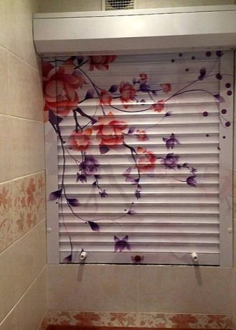 Рольставни в туалет (70 фото): жалюзи для сантехнического шкафа за унитазом, роллеты с печатью, установка и демонтаж своими руками