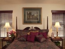 Жалюзи в спальню (75 фото): выбираем на пластиковые окна вертикальные и горизонтальные жалюзи Жалюзи в спальню (75 фото): выбираем на пластиковые окна вертикальные и горизонтальные жалюзи