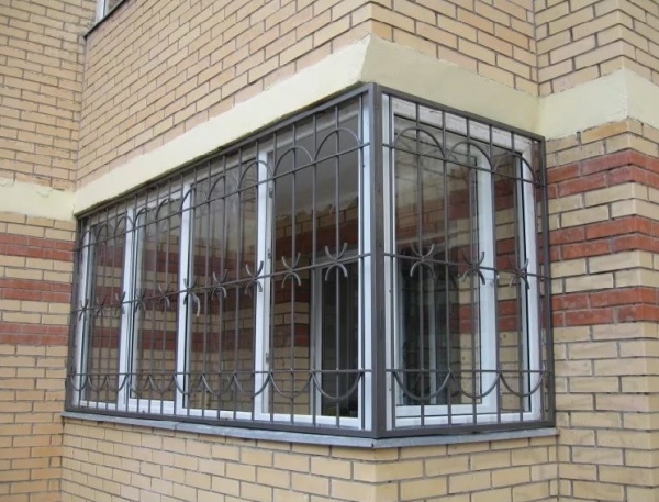Виды решеток на балкон и лоджию: кованные, металлические, технология установки фото Виды решеток на балкон и лоджию: кованные, металлические, технология установки фото