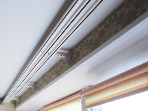 Как повесить потолочную гардину: как правильно закрепить и как снять