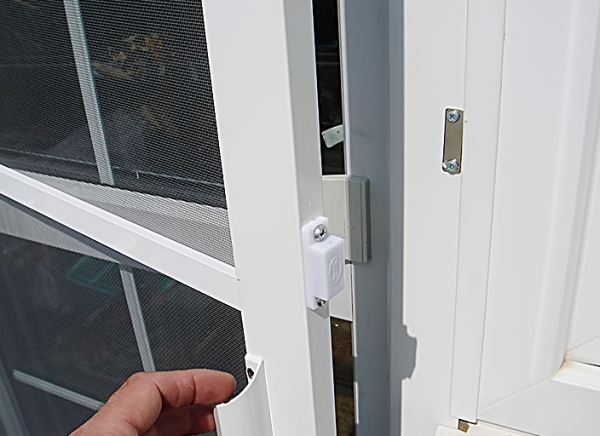 Москитные сетки на пластиковые окна и двери Москитные сетки на пластиковые окна и двери