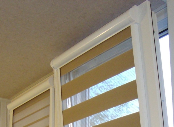 Рулонные шторы День Ночь на пластиковые окна: описание, установка
