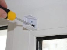 Как установить жалюзи горизонтальные на пластиковые окна (70 фото): как повесить на потолок, монтаж на стену и створку без сверления Как установить жалюзи горизонтальные на пластиковые окна (70 фото): как повесить на потолок, монтаж на стену и створку без сверления