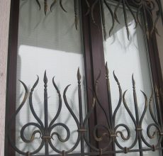 Установка решеток на окна: варианты конструкций и схема установки