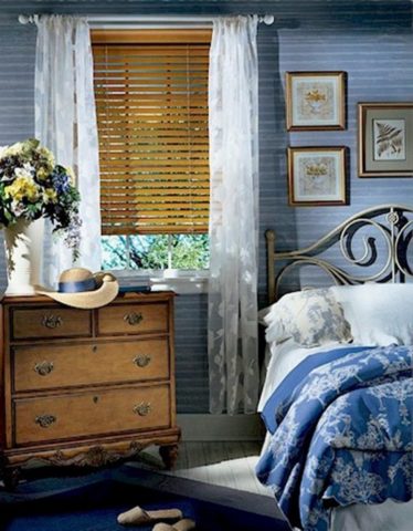 Жалюзи в спальню (75 фото): выбираем на пластиковые окна вертикальные и горизонтальные жалюзи Жалюзи в спальню (75 фото): выбираем на пластиковые окна вертикальные и горизонтальные жалюзи