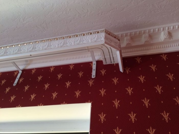 Установка карнизов (42 фото): как правильно повесить настенные и пластиковые потолочные и на какой высоте, монтаж на гипсокартон, как собрать