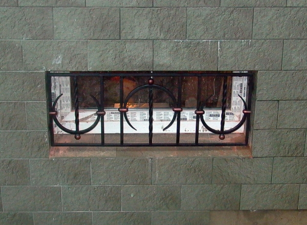 Решетки для цокольных окон (кованые), решетка на полуподвальное окно (цоколь) из металла, купить в Москве Решетки для цокольных окон (кованые), решетка на полуподвальное окно (цоколь) из металла, купить в Москве