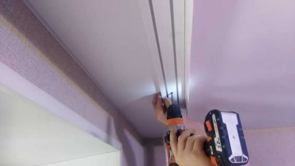 Установка карнизов (42 фото): как правильно повесить настенные и пластиковые потолочные и на какой высоте, монтаж на гипсокартон, как собрать