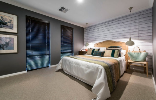 Жалюзи в спальню (75 фото): выбираем на пластиковые окна вертикальные и горизонтальные жалюзи Жалюзи в спальню (75 фото): выбираем на пластиковые окна вертикальные и горизонтальные жалюзи