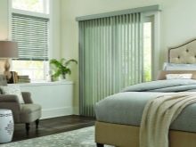 Жалюзи в спальню (75 фото): выбираем на пластиковые окна вертикальные и горизонтальные жалюзи Жалюзи в спальню (75 фото): выбираем на пластиковые окна вертикальные и горизонтальные жалюзи