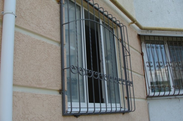 Установка решеток на окна: варианты конструкций и схема установки