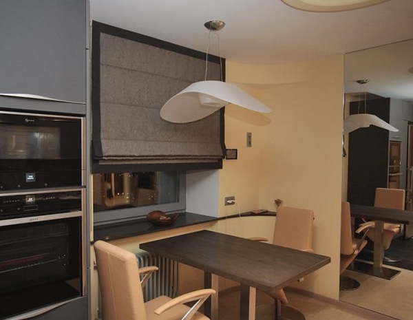 Как правильно выбрать римские шторы на кухню, фото в интерьере, видео Как правильно выбрать римские шторы на кухню, фото в интерьере, видео