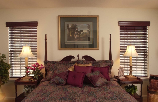 Жалюзи в спальню (75 фото): выбираем на пластиковые окна вертикальные и горизонтальные жалюзи Жалюзи в спальню (75 фото): выбираем на пластиковые окна вертикальные и горизонтальные жалюзи