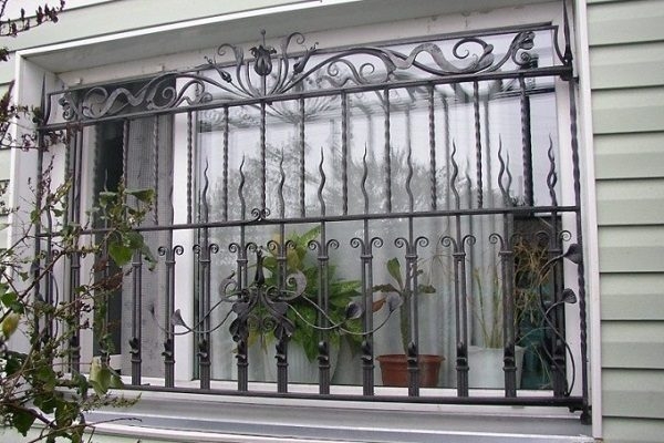 Виды решеток на балкон и лоджию: кованные, металлические, технология установки фото Виды решеток на балкон и лоджию: кованные, металлические, технология установки фото