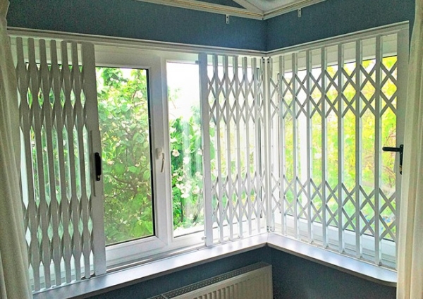 Виды решеток на балкон и лоджию: кованные, металлические, технология установки фото Виды решеток на балкон и лоджию: кованные, металлические, технология установки фото