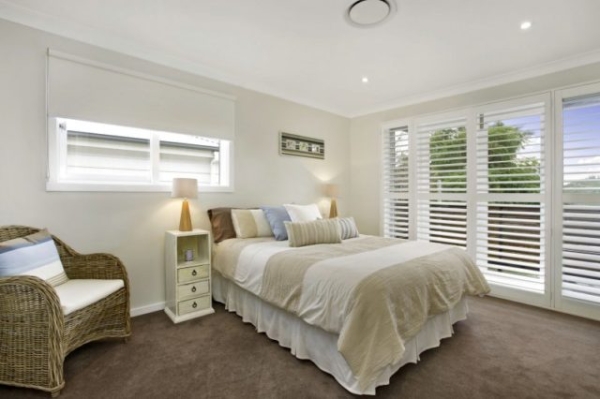 Жалюзи в спальню (75 фото): выбираем на пластиковые окна вертикальные и горизонтальные жалюзи Жалюзи в спальню (75 фото): выбираем на пластиковые окна вертикальные и горизонтальные жалюзи