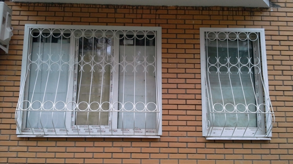 Решетки для цокольных окон (кованые), решетка на полуподвальное окно (цоколь) из металла, купить в Москве Решетки для цокольных окон (кованые), решетка на полуподвальное окно (цоколь) из металла, купить в Москве