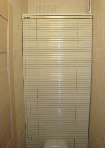 Рольставни в туалет (70 фото): жалюзи для сантехнического шкафа за унитазом, роллеты с печатью, установка и демонтаж своими руками