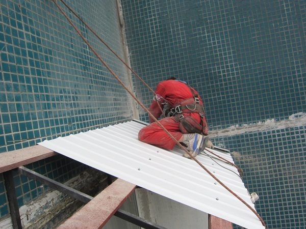 Крыша балкона на последнем этаже своими руками: установка и герметизация Крыша балкона на последнем этаже своими руками: установка и герметизация