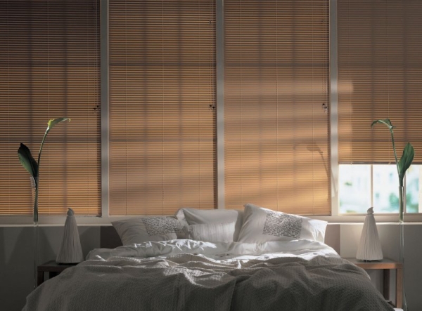 Жалюзи в спальню (75 фото): выбираем на пластиковые окна вертикальные и горизонтальные жалюзи Жалюзи в спальню (75 фото): выбираем на пластиковые окна вертикальные и горизонтальные жалюзи