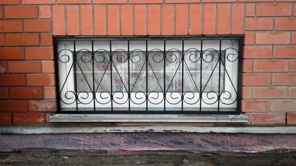 Решетки для цокольных окон (кованые), решетка на полуподвальное окно (цоколь) из металла, купить в Москве Решетки для цокольных окон (кованые), решетка на полуподвальное окно (цоколь) из металла, купить в Москве