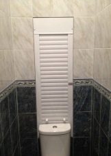 Рольставни в туалет (70 фото): жалюзи для сантехнического шкафа за унитазом, роллеты с печатью, установка и демонтаж своими руками