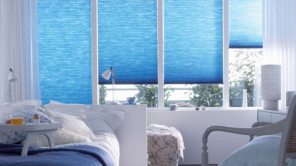 Жалюзи в спальню (75 фото): выбираем на пластиковые окна вертикальные и горизонтальные жалюзи Жалюзи в спальню (75 фото): выбираем на пластиковые окна вертикальные и горизонтальные жалюзи