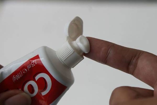 Как убрать царапину со стекла окна?