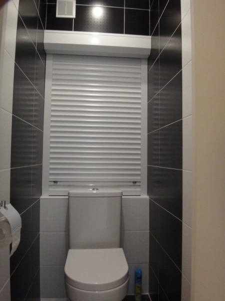 Рольставни в туалет (70 фото): жалюзи для сантехнического шкафа за унитазом, роллеты с печатью, установка и демонтаж своими руками