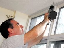 Как установить жалюзи горизонтальные на пластиковые окна (70 фото): как повесить на потолок, монтаж на стену и створку без сверления Как установить жалюзи горизонтальные на пластиковые окна (70 фото): как повесить на потолок, монтаж на стену и створку без сверления