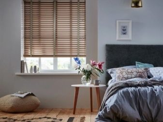 Жалюзи в спальню (75 фото): выбираем на пластиковые окна вертикальные и горизонтальные жалюзи Жалюзи в спальню (75 фото): выбираем на пластиковые окна вертикальные и горизонтальные жалюзи