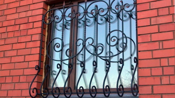 Решетки для цокольных окон (кованые), решетка на полуподвальное окно (цоколь) из металла, купить в Москве Решетки для цокольных окон (кованые), решетка на полуподвальное окно (цоколь) из металла, купить в Москве