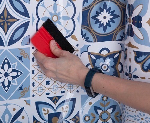 Как снять самоклеящуюся пленку со стекла