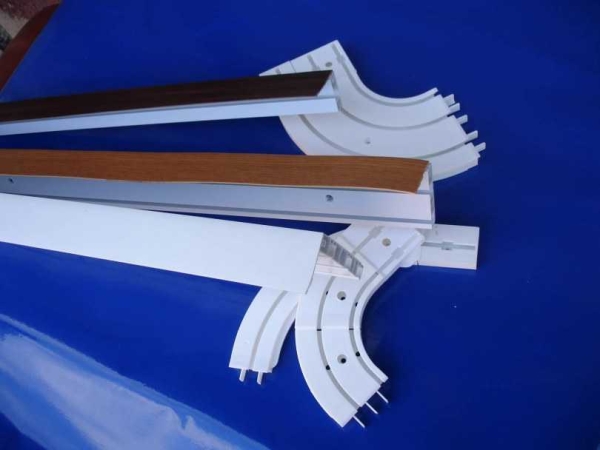 Установка карнизов (42 фото): как правильно повесить настенные и пластиковые потолочные и на какой высоте, монтаж на гипсокартон, как собрать